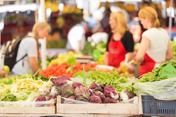 Marché hebdomadaire à Auvillars-Sur-Saone