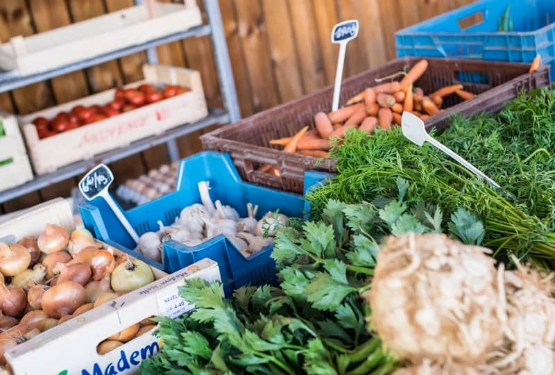 Petit marché hebdomadaire des produits du terroir du jeudi