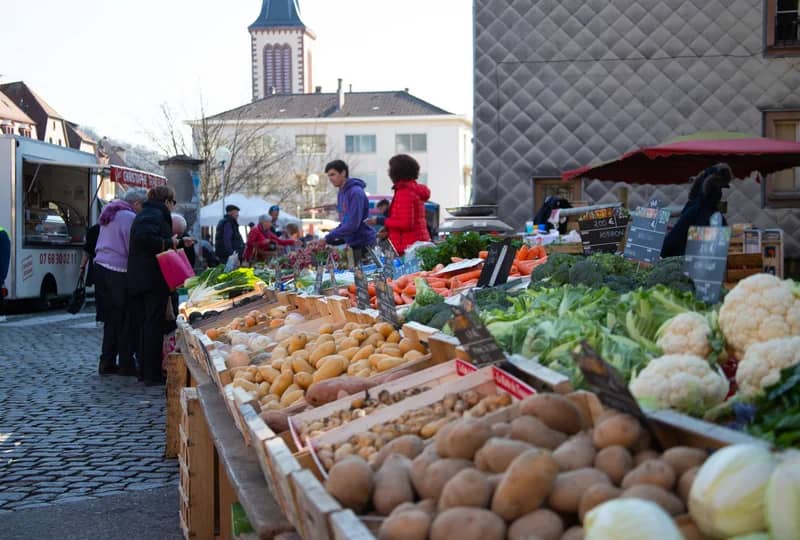 Marché hebdomadaire textile et alimentaire