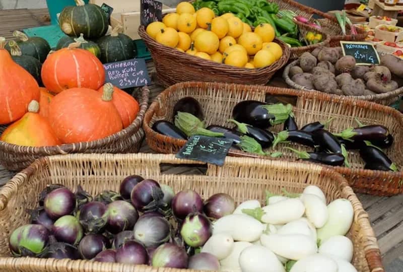 Petit marché de Villefranche, le dimanche matin